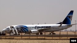 Ảnh minh họa: Máy bay của hãng EgyptAir trên đường băng tại phi trường Cairo.