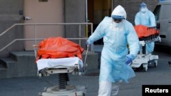 Медики перевозять тіла померлих від коронавірусу в медичному центрі Wyckoff Heights у Брукліні, 4 квітня 2020 (REUTERS/Andrew Kelly)