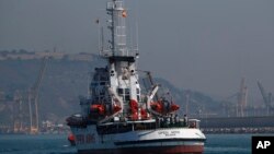 Kapal penyelamat LSM, The Open Arms, saat merapat ke pelabuhan Barcelona, Spanyol, 4 Juli 2018. (Foto: dok).