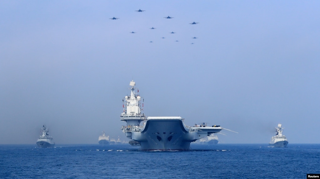 Tàu chiến và chiến đấu cơ của Quân đội Giải phóng Nhâ nda6n của Trung Quốc diễn tập ở Biển Đông, ngày 12 tháng 4, 2018.