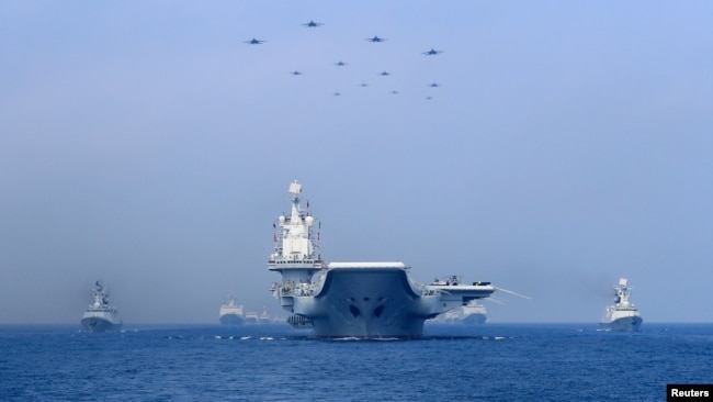 中国海军在南中国海军演展示军舰与战机。（2018年4月12日）