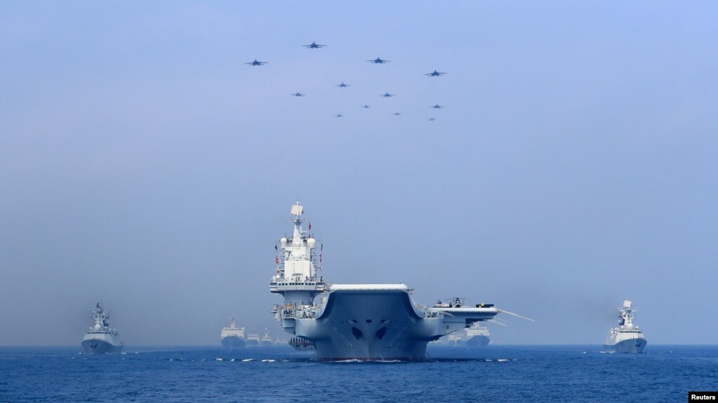 Tàu chiến và máy bay chiến đấu của hải quân Trung Quốc tham gia tập trận trên Biển Đông hôm 12/4. Canada vừa thông qua một khuyến nghị chỉ trích cách ứng xử 'thù nghịch' của Trung Quốc trên Biển Đông.