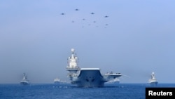 中國海軍在南中國海軍演展示軍艦與戰機。（2018年4月12日） 