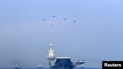 中国海军在南中国海军演展示军舰与战机。（2018年4月12日）