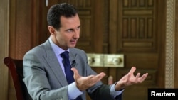 바샤르 알 아사드 시리아 대통령이 지난달 14일 외신과 인터뷰하는 모습을 사나통신이 공개했다. 