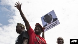 Sinh viên đại học Zimbabwe giương hình của phó tổng thống từng thất sủng, biểu thị sự ủng hộ, và kêu gọi bãi chức bà Mugabe.