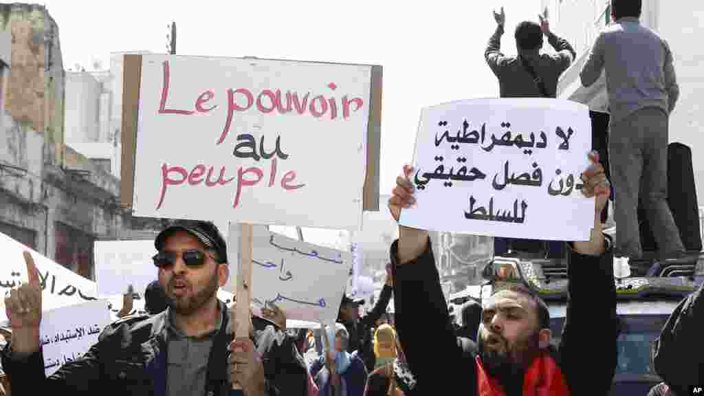 Des calicots mentionnant entre autres &quot;le pouvoir au peuple&quot;, brandis lors des manifestations dénonçant la corruption, exigeant les droits civils et une nouvelle Constitution, à Casablanca, au Maroc, 20 mars 2011.
