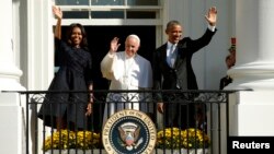 From left, U.S. first lady Michelle Obama, Pope Francis and President Barack Obama wave from a balcony during an official welcoming ceremony held at the White House in Washington, Sept. 23, 2015.