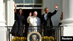 Rais wa Marekani Barack Obama, na mke wake Michelle Obama, na Papa Francis wakipungia wati waliojitokeza huko White House Washington, Sept. 23, 2015.