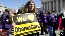 Simpatizantes de la reforma de salud rechazan los intentos de abolir la ley en una demostración frente a la Corte Suprema.