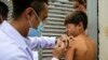 Un niño recibe una dosis de la vacuna cubana Abdala contra COVID-19 en un centro de vacunación móvil en Managua, el 18 de noviembre de 2021. El Gobierno inició una campaña masiva de vacunación "casa por casa" contra la enfermedad del coronavirus ha finales de 2021. 