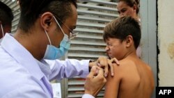 Un niño recibe una dosis de la vacuna cubana Abdala contra COVID-19 en un centro de vacunación móvil en Managua, ee noviembre de 2021. 