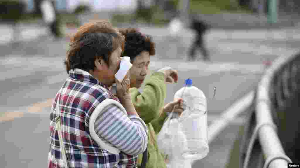 Une femme pleure après l&#39;effondrement de sa maison à Mashiki, préfecture de Kumamoto, Japon, 17 avril 2016. Photo prise par Kyodo.