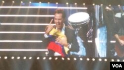 Marc Anthony abraza la bandera de Venezuela durante su espectáculo en la ciudad de Washington, DC.