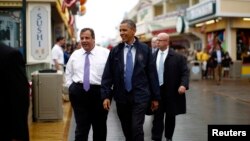 Tổng thống Obama và Thống đốc bang New Jersey Chris Christie đi thăm một số cửa tiệm, nhà hàng, và quán giải trí đã mở cửa trở lại dọc theo bờ biển New Jersey, ngày 28/5/2013.