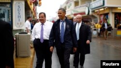2013年5月28日奧巴馬總統（右）和新澤西州長克里斯蒂（左）在新澤西州的“澤西海岸”木板道上巡察。