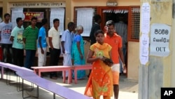 ພວກຊົນເຜົ່າກຸ່ມນ້ອຍ ຊາວ Tamils ຈຸນຶ່ງ ທີ່ພາກັນອອກໄປໃຊ້ສິດ ເລືອກຕັ້ງ