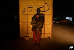 ایک طالبان عسکریت پسند ہرات کے ایک علاقے میں ڈیوٹی ادا کر رہا ہے۔ 27 نومبر 2021