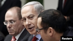 Israel's Prime Minister Benjamin Netanyahu (C) attends the weekly cabinet meeting in Jerusalem, December 9, 2012. 