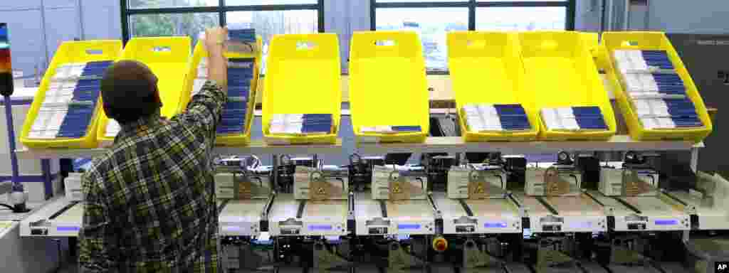 Diego Valencia processes Oregon ballots at Multnomah County election headquarters in Portland, Oregon, Nov. 3, 2014. 