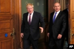 ລັດຖະມົນຕີຕ່າງປະເທດອັງກິດ ທ່ານ Boris Johnson, ຊ້າຍ, ຕ້ອນຮັບ ນາຍົກລັດຖະມົນຕີອິສຣາແອລ ທ່ານ Benjamin Netanyahu ທີ່ນະຄອນຫລວງ London.