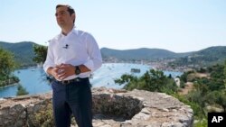 Perdana Menteri Yunani Alexis Tsipras berpidato dari Pulau Ithaca di barat Yunani, 21 Agustus 2018.