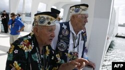 Ветерани біля меморіалу, спорудженого над затонулим військовим кораблем «Аризона»