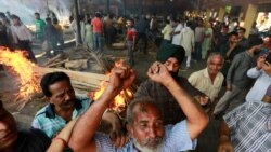 အိန္ဒိယ ရထားမတော်တဆမှုဖြစ်ရပ် မကျေနပ်သူများ ရဲတပ်ဖွဲ့ကို ခဲနဲ့ပေါက် ဆန္ဒပြ