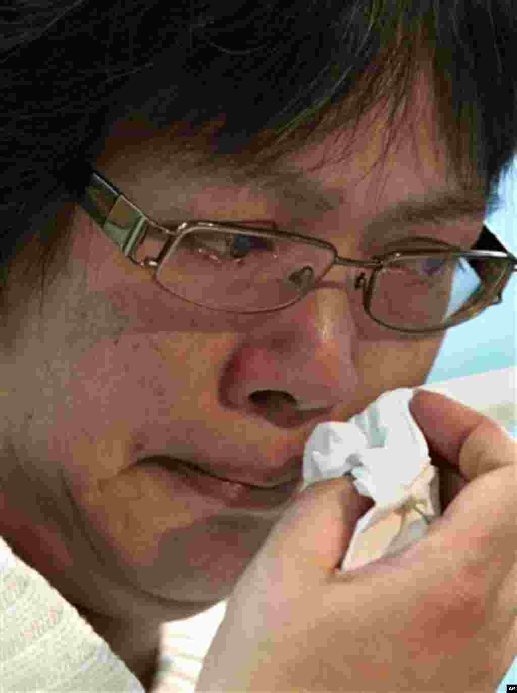Su Zhen Chen, mother of Danny Chen, wipes away tears as she listens during a press conference on Thursday, Jan. 5, 2012 in New York. (AP)