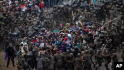Migran Honduras bentrok dengan tentara Guatemala di Vado Hondo, Guatemala, Minggu, 17 Januari 2021. 