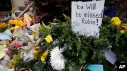 A makeshift memorial for actor Robin Wlliiams is shown outside a home which was used in the filming of the movie "Mrs. Doubtfire", Aug. 15, 2014, in San Francisco. Authorities said Williams committed suicide. 