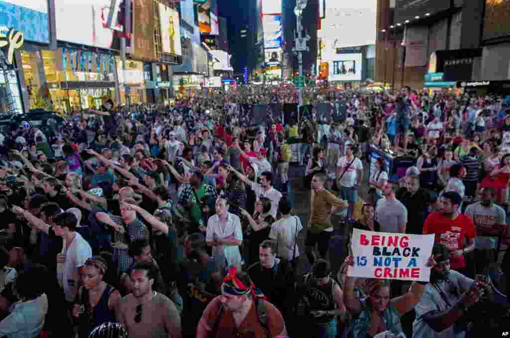 Maelfu ya watu wakiandamana Times Square New York baada ya George Zimmerman kukutwa hana hatia na mahakama ya Florida, July 14, 2013. 