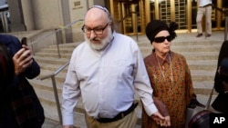 Ông Jonathan Pollard và vợ, bà Esther, rời khỏi tòa án liên bang ở New York, ngày 20/11/2015. 