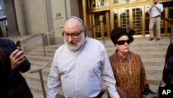 Convicted spy Jonathan Pollard and his wife, Esther, leave the federal courthouse in New York, Nov. 20, 2015.