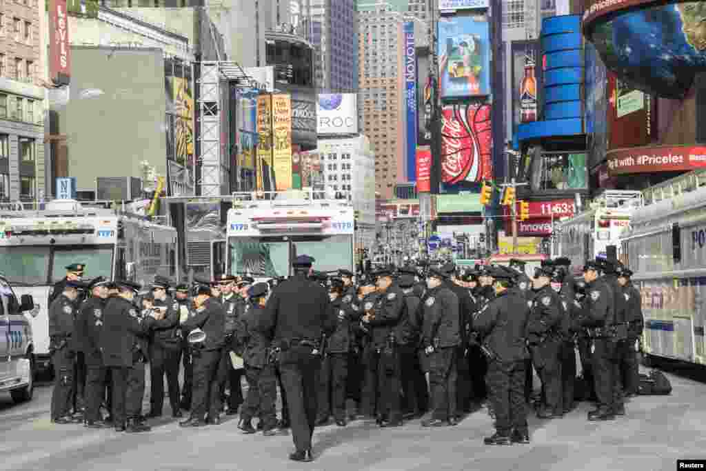 New York Police Department officers gather to be briefed on security procedures during New Year&#39;s Eve celebrations in Times Square, New York, Dec. 31, 2013.&nbsp;