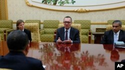 聯合國主管政治事務的副秘書長菲爾特曼在平壤與北韓外務相李勇浩會談