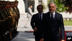 Afghanistan's Chief Executive Abdullah Abdullah, right, arrives to attend a meeting with President Ashraf Ghani and U.S. Defense Secretary James Mattis at the Presidential Palace in Kabul, Afghanistan , April 24, 2017. 