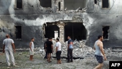 بن غازی کی ایک سرکاری عمارت میں دھماکے کے لوگ لوگ وہاں اکھٹے ہو رہے ہیں۔ فائل 