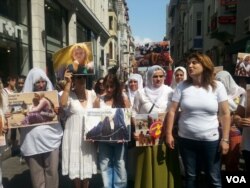 Kurdish activists in Istanbul’s Taksim Square commemorate the Yazidi genocide in Sinjar, Iraq, Aug. 3, 2016. (Z. Yasar/VOA)