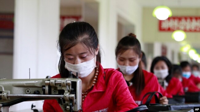 북한 평안남도 평성의 가방 공장 근무자들이 조업하고 있다. (자료사진)