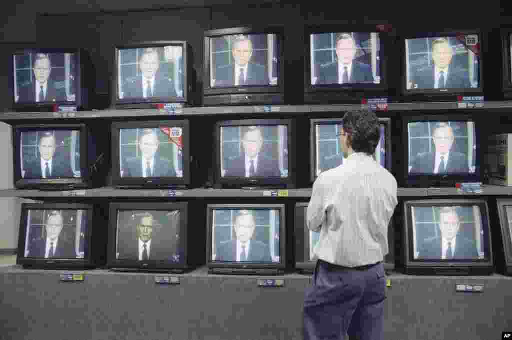 Stephen Levin of Wynnewood, Pa., watches President Bush announce allied forces air strikes against Iraq at an appliance store in Bryn Mawr, Pennsylvania, Jan. 17, 1991.