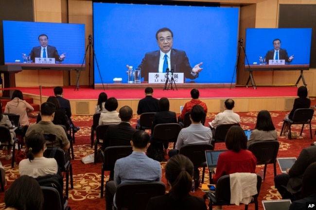 中国总理李克强在全国人大年度会议闭幕后举行的视频记者会上讲话。(2020年5月28日)