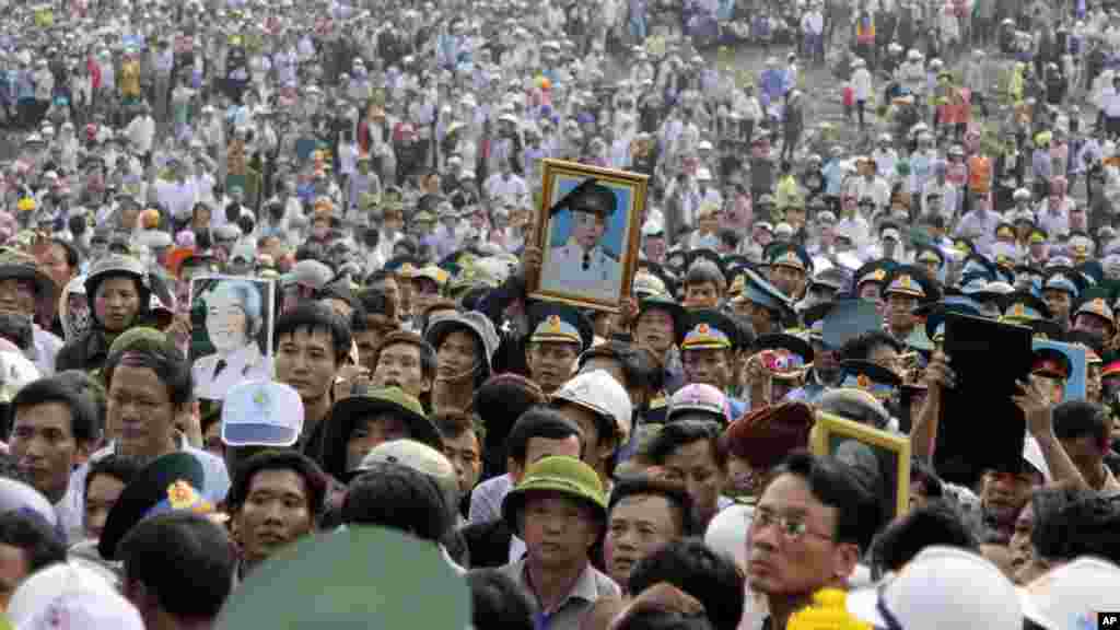 Hàng trăm ngàn người đứng dọc theo đoạn đường dài 40 kilomet để tiễn đưa Tướng Giáp đến nơi an nghỉ cuối cùng. 