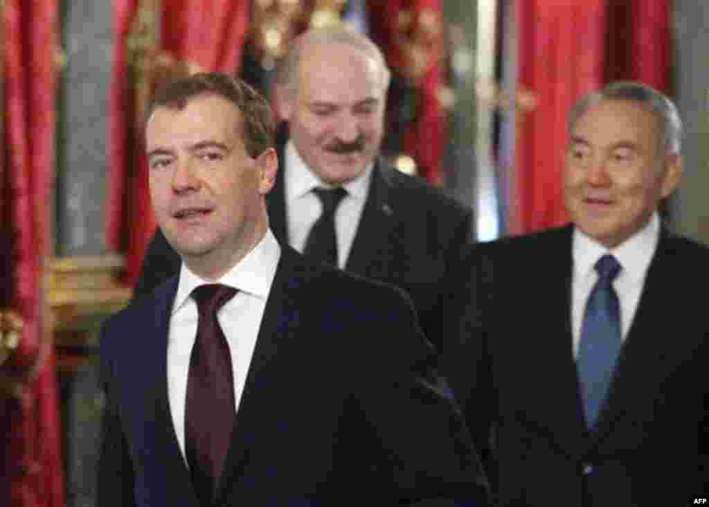 Russian President Dmitry Medvedev, left, Belarusian President Alexander Lukashenko and Kazakhstan's President Nursultan Nazarbayev, right, take part in the meeting of heads of states of the Supreme Eurasian Economic Council, in the Moscow Kremlin, Moscow,