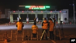 Media Korea Selatan menunggu kepulangan warga Korea Selatan dari kompleks industri Kaesong di pintu perbatasan kedua Korea (29/4). 