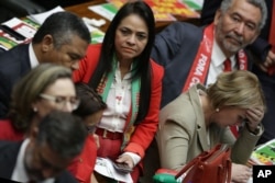 Các nhà lập pháp phản ứng sau khi hạ viện bỏ phiếu buộc tội Tổng thống Brazil Dilma Rousseff, ngày 17 tháng 4 năm 2016.