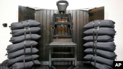 Камера казни в тюрьме штата Юта. В деревянной панели за креслом видны пулевые отверстия. 18 июня 2010 года 