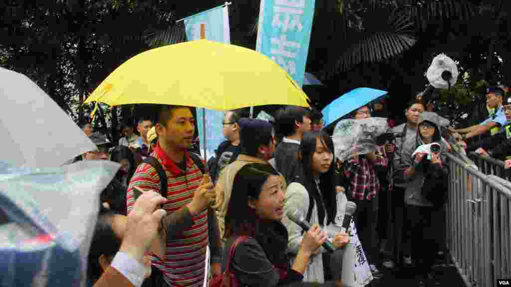 泛民政黨遊行至禮賓府抗議司法覆核民選議員(海彥拍攝)