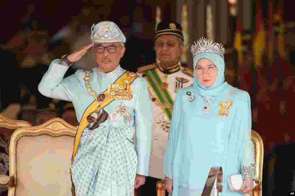 سلطان عبدالله، پادشاه جدید مالزی و سلطان ایالت پهنگ که پیشتر به عنوان شانزدهمین پادشاه مالزی انتخاب شده بود، برای پنج سال آینده بر تخت سلطنت این کشور نشست. 
