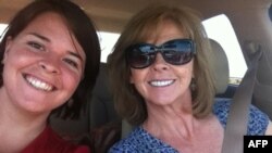 Foto sin fecha de Kayla Mueller (izquierda) y su madre, Marsha Mueller. 